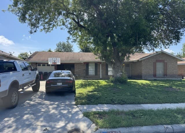 3-bedroom rental at 12726 El Sendero St in San Antonio, TX — photo 3