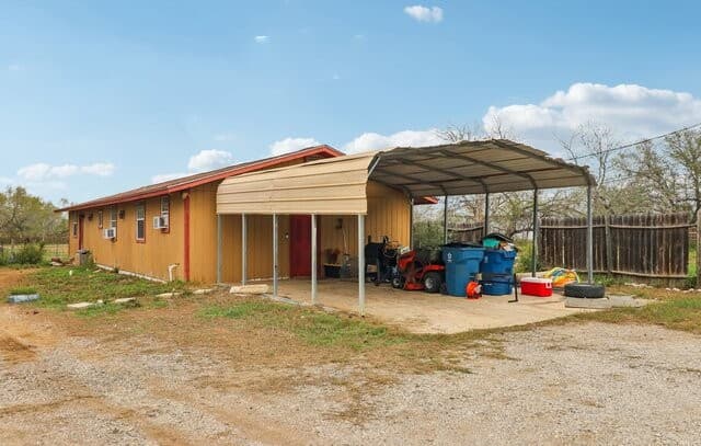 3-bedroom rental at 215 & 213 Coughran Rd in Pleasanton, TX — photo 2
