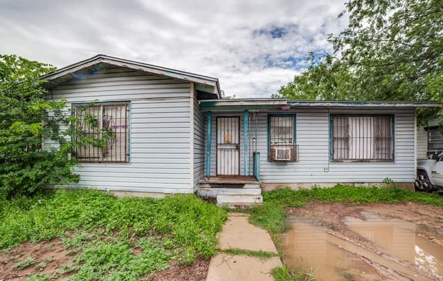 3-bedroom rental at 1915 Delfino St in San Antonio, TX — photo 1