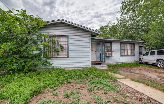 3-bedroom rental at 1915 Delfino St in San Antonio, TX — photo 2