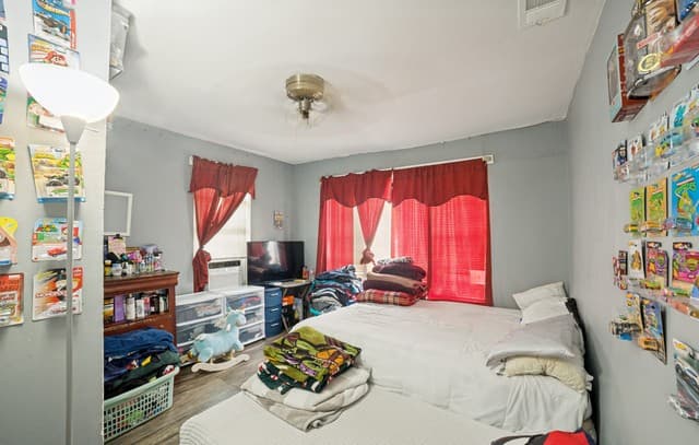 3-bedroom rental at 1915 Delfino St in San Antonio, TX — photo 3