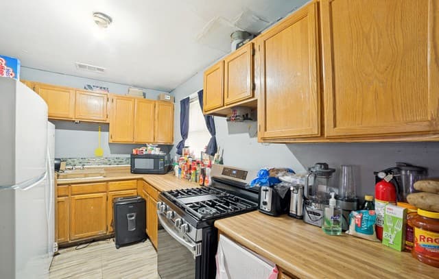 3-bedroom rental at 1915 Delfino St in San Antonio, TX — photo 4