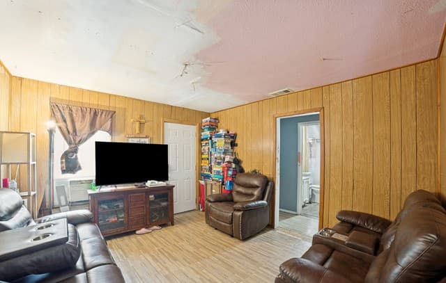 3-bedroom rental at 1915 Delfino St in San Antonio, TX — photo 5