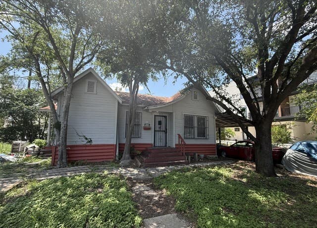 6-bedroom rental at 131 E Myrtle in San Antonio, TX — photo 1