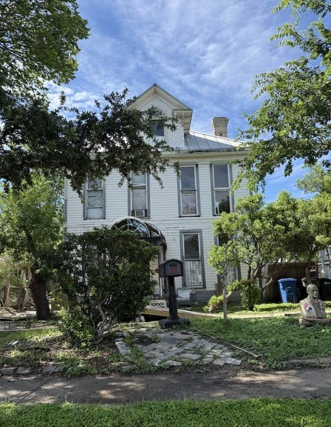 6-bedroom rental at 131 E Myrtle in San Antonio, TX — photo 2
