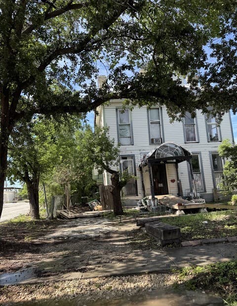 6-bedroom rental at 131 E Myrtle in San Antonio, TX — photo 3