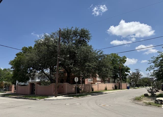 6-bedroom rental at 131 E Myrtle in San Antonio, TX — photo 4