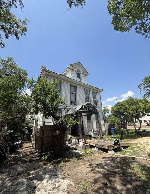 6-bedroom rental at 131 E Myrtle in San Antonio, TX — photo 5