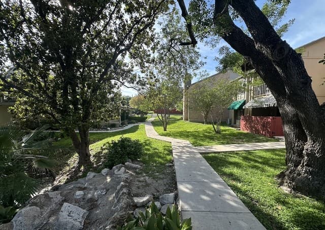 2-bedroom rental at 7711 Callaghan Rd Unit 404 in San Antonio, TX — photo 2