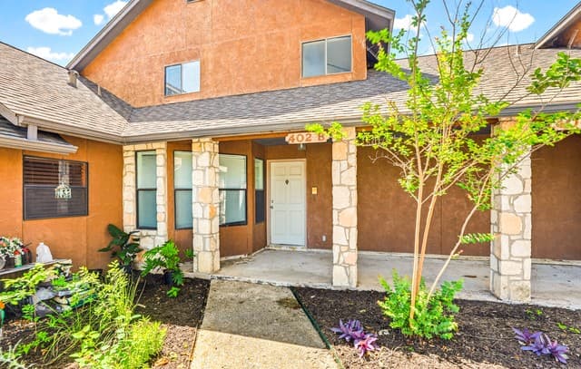 3-bedroom rental at 402 Thetford in San Antonio, TX — photo 1