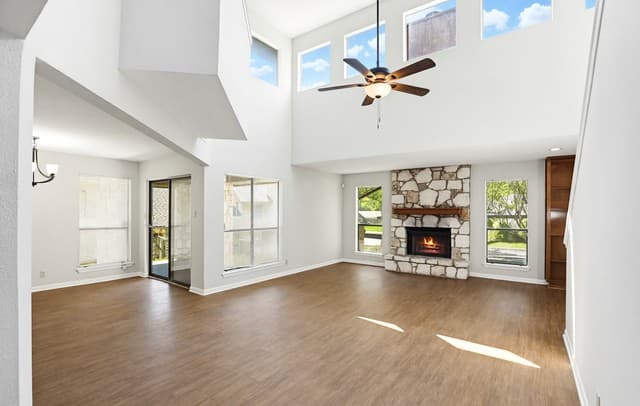 3-bedroom rental at 402 Thetford in San Antonio, TX — photo 2