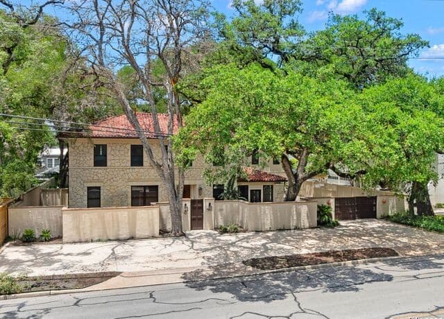 3-bedroom rental at 421 E Hildebrand in San Antonio, TX — photo 3