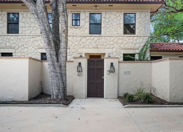 3-bedroom rental at 421 E Hildebrand in San Antonio, TX — photo 4