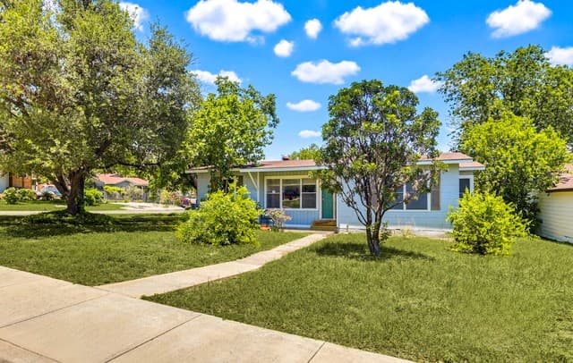 3-bedroom rental at 651 Bexar Dr in San Antonio, TX — photo 2