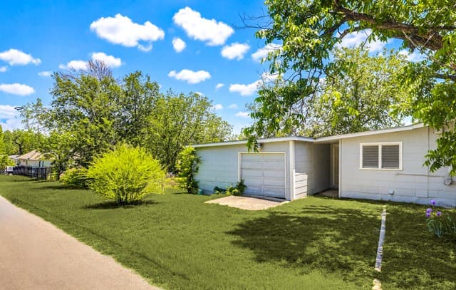 3-bedroom rental at 651 Bexar Dr in San Antonio, TX — photo 3