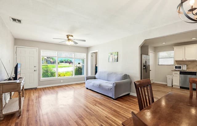 3-bedroom rental at 651 Bexar Dr in San Antonio, TX — photo 4