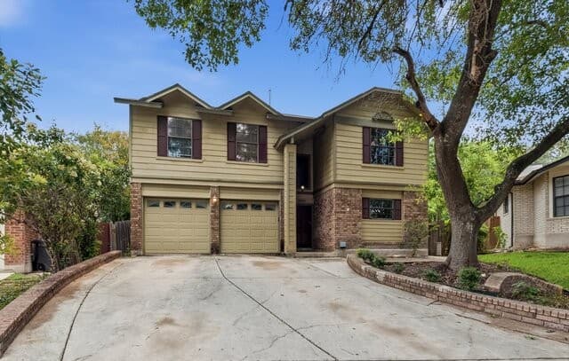 4-bedroom rental at 6302 Scrub Jay in San Antonio, TX — photo 2