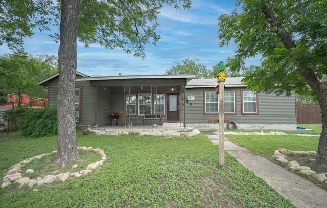 4-bedroom rental at 1439 W Ridgewood Ct in San Antonio, TX — photo 1