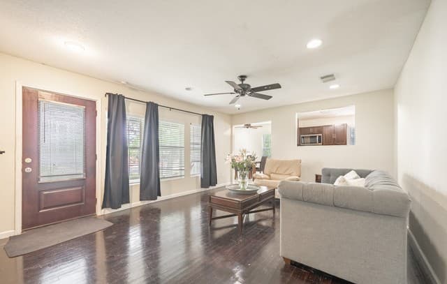 4-bedroom rental at 1439 W Ridgewood Ct in San Antonio, TX — photo 2
