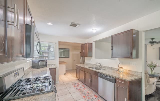 4-bedroom rental at 1439 W Ridgewood Ct in San Antonio, TX — photo 3