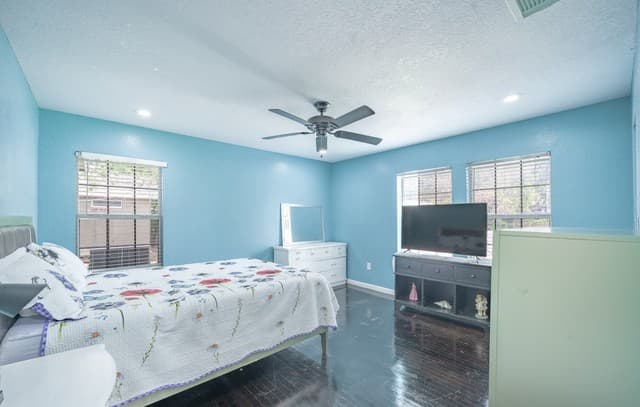 4-bedroom rental at 1439 W Ridgewood Ct in San Antonio, TX — photo 4