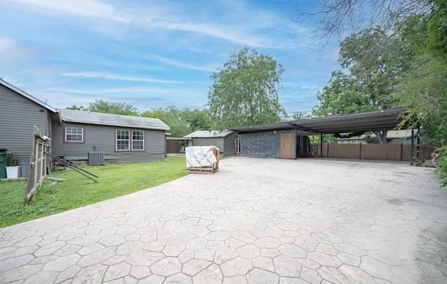 4-bedroom rental at 1439 W Ridgewood Ct in San Antonio, TX — photo 5