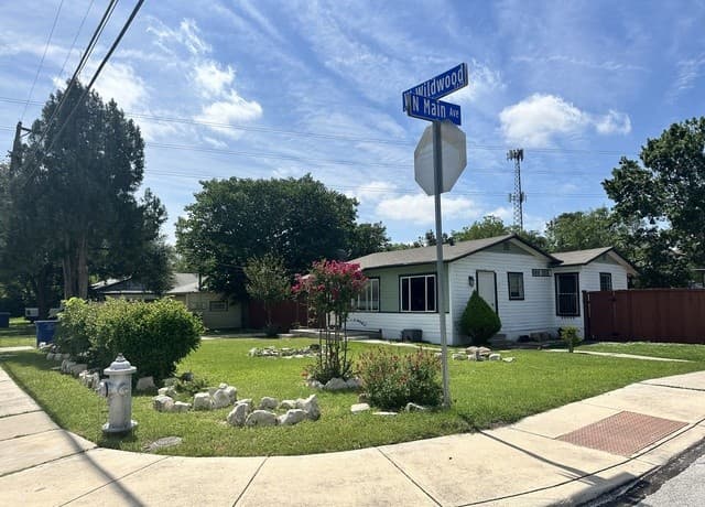 3-bedroom rental at 130 W Wildwood in San Antonio, TX — photo 1