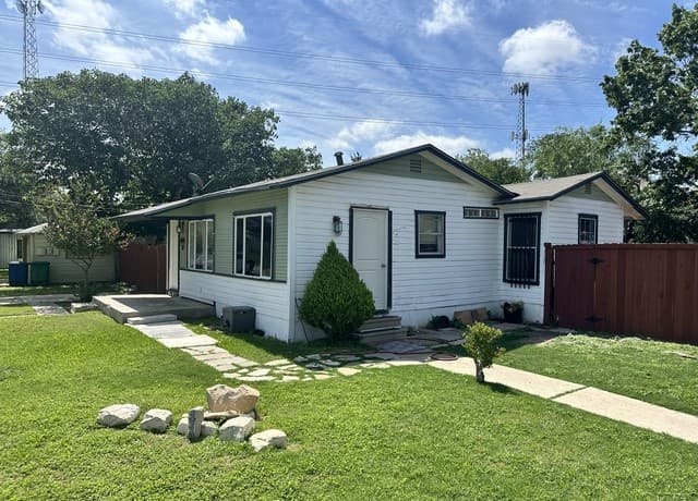 3-bedroom rental at 130 W Wildwood in San Antonio, TX — photo 3