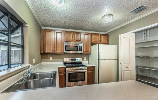 3-bedroom rental at 11207 Prairie Springs Dr in San Antonio, TX — photo 5