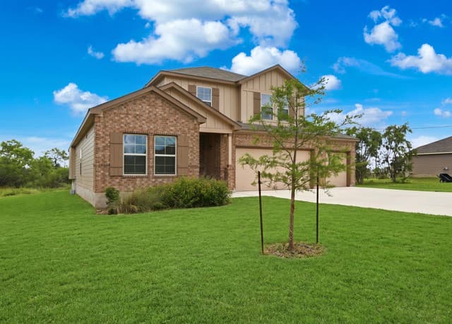 4-bedroom rental at 132 Reno Trl in Floresville, TX — photo 4