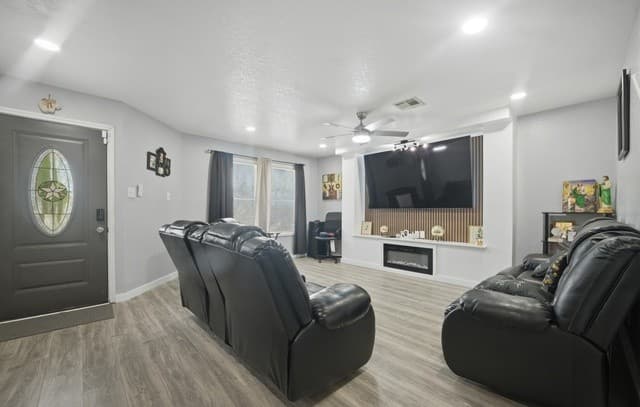3-bedroom rental at 6322 Lake Superior St in San Antonio, TX — photo 3