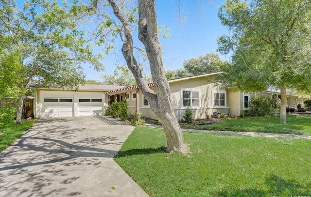 3-bedroom rental at 631 E Nottingham Dr in San Antonio, TX — photo 2