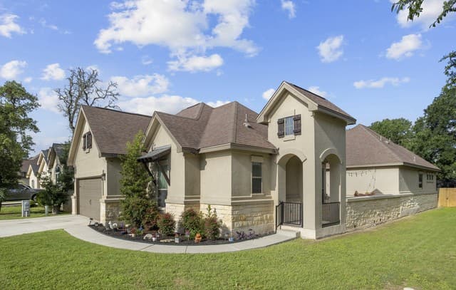 Home for sale at 522 Carriage House Unit # 43 in Spring Branch, TX — photo 2