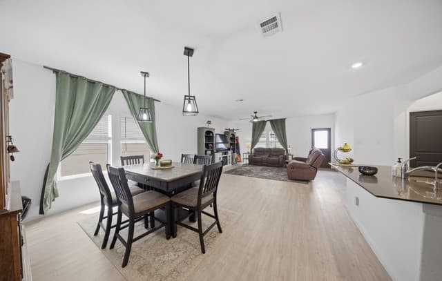 3-bedroom rental at 5432 Cloves Cv in St Hedwig, TX — photo 5