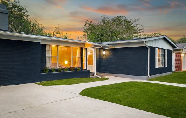 3-bedroom rental at 222 Winn Ave in Universal City, TX — photo 4