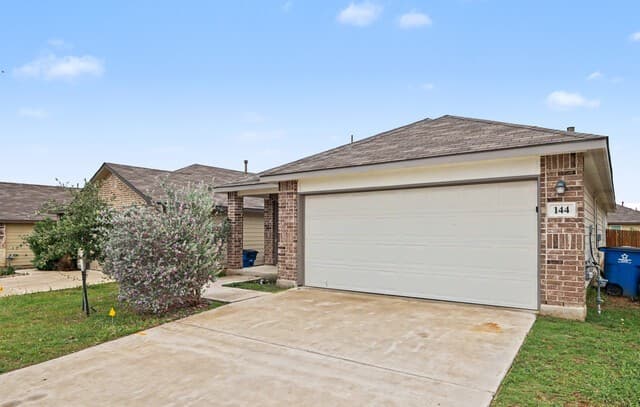 3-bedroom rental at 144 Hogans Aly in Floresville, TX — photo 2