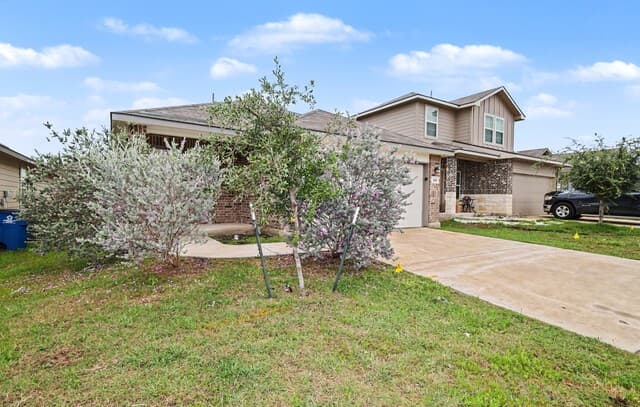 3-bedroom rental at 144 Hogans Aly in Floresville, TX — photo 3