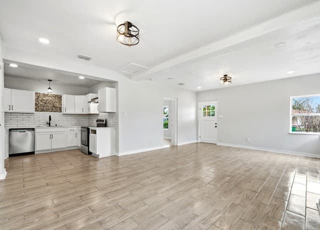 3-bedroom rental at 452 Gulf in San Antonio, TX — photo 2