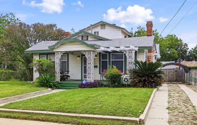 3-bedroom rental at 106 Preston in San Antonio, TX — photo 3