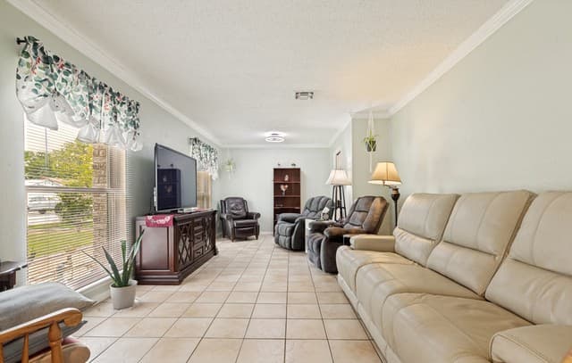 3-bedroom rental at 8310 Babe Ruth in San Antonio, TX — photo 4