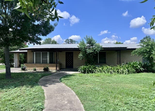 3-bedroom rental at 364 School Dr in Poteet, TX — photo 2