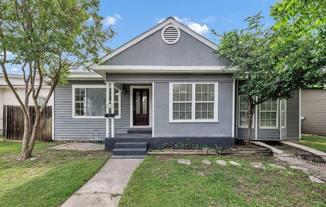 3-bedroom rental at 218 Avalon St in San Antonio, TX — photo 2