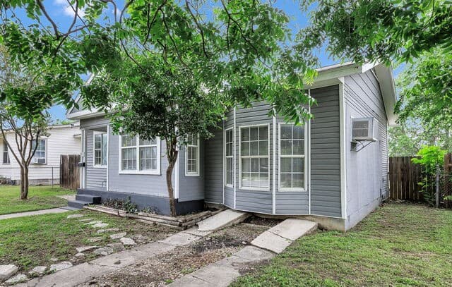 3-bedroom rental at 218 Avalon St in San Antonio, TX — photo 4