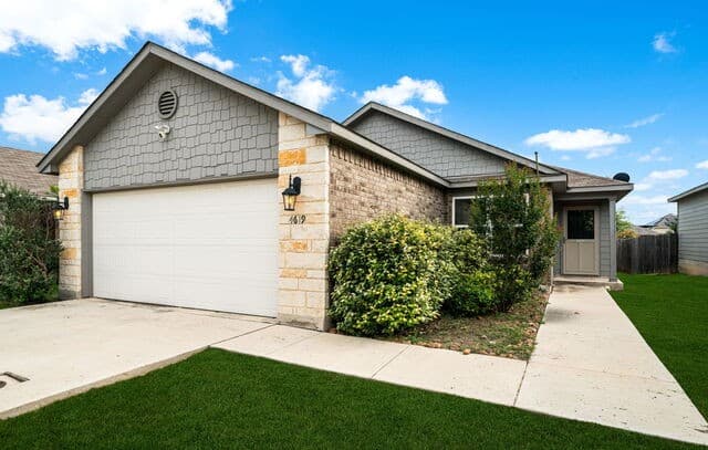 3-bedroom rental at 4619 Heathers Cross in St Hedwig, TX — photo 2
