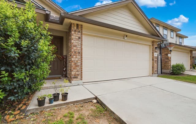 4-bedroom rental at 2611 Live Oak Pass in San Antonio, TX — photo 3