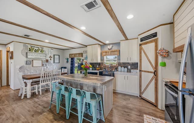 3-bedroom rental at 490 Hernandez Rd in Poteet, TX — photo 3