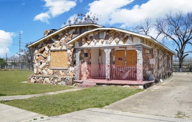 3-bedroom rental at 1711 Burleson in San Antonio, TX — photo 1