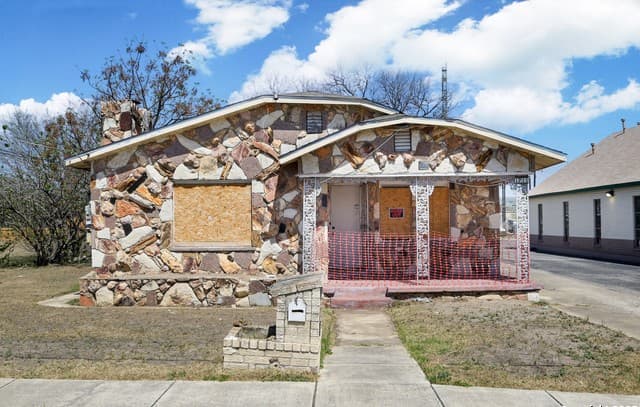 3-bedroom rental at 1711 Burleson in San Antonio, TX — photo 2