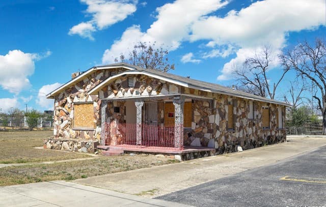 3-bedroom rental at 1711 Burleson in San Antonio, TX — photo 3