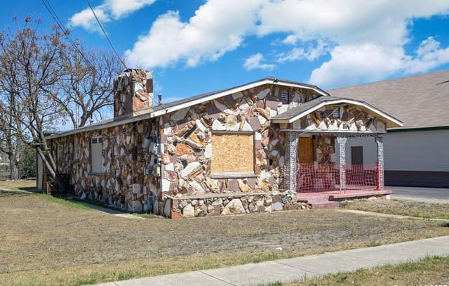 3-bedroom rental at 1711 Burleson in San Antonio, TX — photo 4